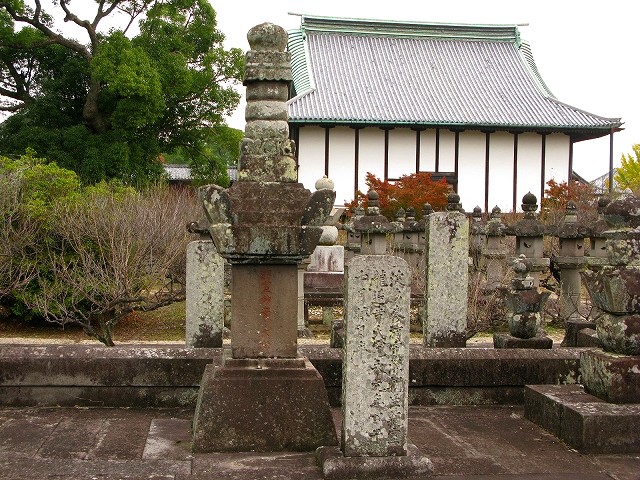 高傳寺龍造寺一門と秀の前（波多三河守親の妻）の墓