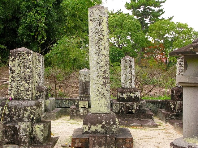 高傳寺家永恭種の墓