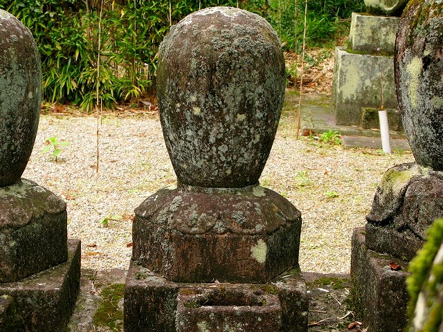 高傳寺湛然和尚の墓碑