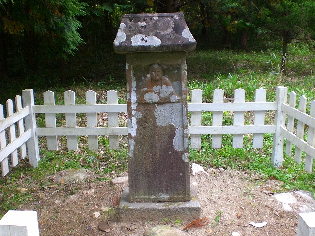 有蓋類形板碑（鳥獣供養塔）