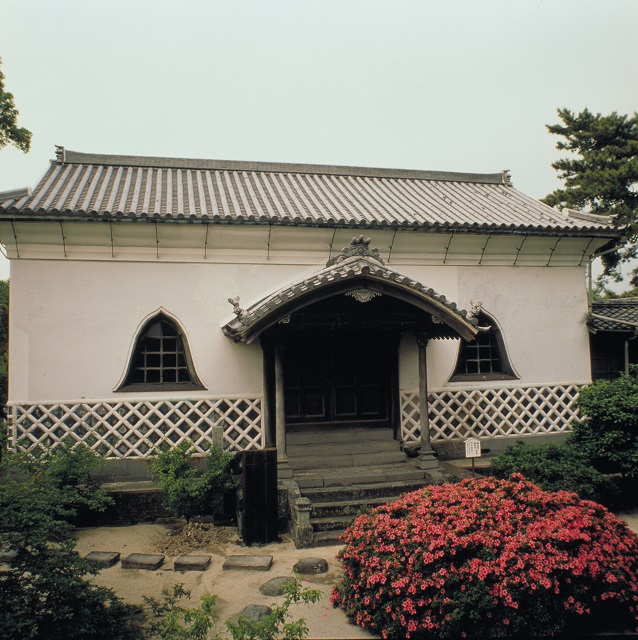 御位牌所　一宇　附一、木造阿弥陀如来坐像一躯　二、御位牌二〇二霊分