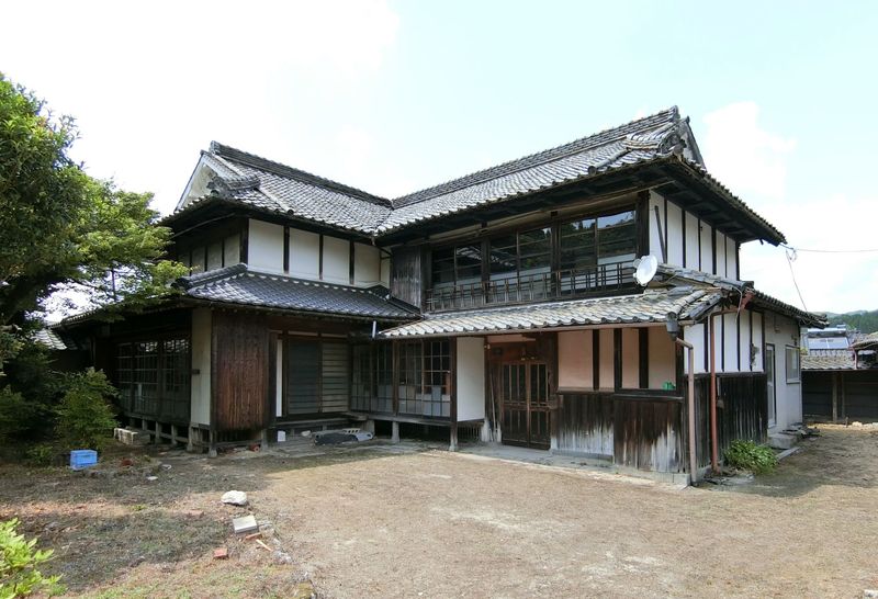 旧松野家住宅（野口家住宅）　主屋、小屋、門柱及び石垣、取水池　計4件